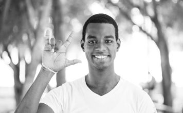 Los discapacitados auditivos que pueden escuchar a las ballenas