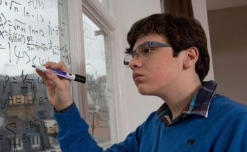 Un niño autista con mayor CI que Einstein crea su propia teoría de la relatividad