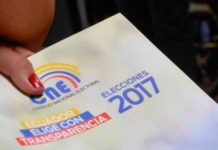 Personas con discapacidad votan en jornada adelantada de elecciones en Ecuador