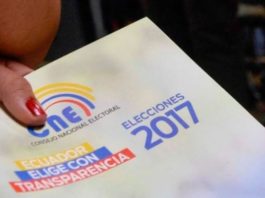 Personas con discapacidad votan en jornada adelantada de elecciones en Ecuador
