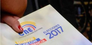 Personas con discapacidad votan en jornada adelantada de elecciones en Ecuador