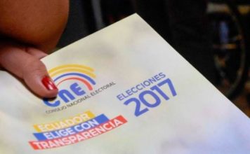 Personas con discapacidad votan en jornada adelantada de elecciones en Ecuador