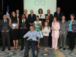 Reconocen a personalidades del tenis dominicano