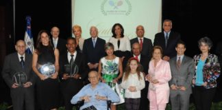 Reconocen a personalidades del tenis dominicano