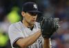 Nathan Eovaldi firma con los Rays de Tampa Bay