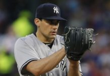 Nathan Eovaldi firma con los Rays de Tampa Bay