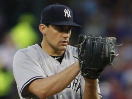 Nathan Eovaldi firma con los Rays de Tampa Bay