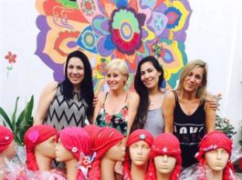 Crean pelucas de tela para niños con cáncer