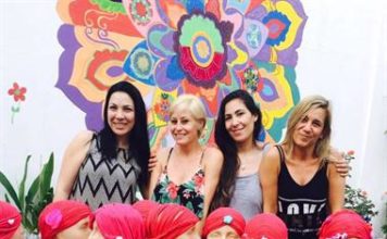 Crean pelucas de tela para niños con cáncer