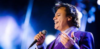 Admiradores de Juan Gabriel viven emoción en homenaje