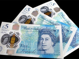 ¿Estará el tesoro en algún bolsillo? El Reino Unido, a la caza del billete de las 50.000 libras