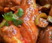 Pollo guisado dominicano