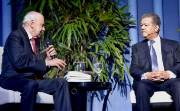 Leonel Fernández explica que el político que no deja entender no influye