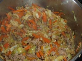 Repollo guisado con carne molida