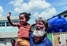 La historia del hombre que salvó a 500.000 pobres en África