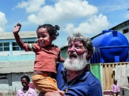 La historia del hombre que salvó a 500.000 pobres en África