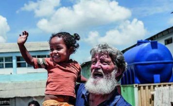 La historia del hombre que salvó a 500.000 pobres en África