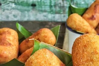 Croquetas de pollo y plátanos maduros