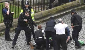Ataque en Westminster: lo que sabe del «incidente terrorista» que dejó al menos 4 muertos y 40 heridos frente al Parlamento británico en Londres