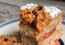 Bizcocho de guayaba con dulce de leche cortada