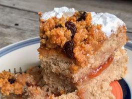 Bizcocho de guayaba con dulce de leche cortada