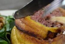 Rollo de plátano maduro relleno de carne molida y queso