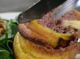 Rollo de plátano maduro relleno de carne molida y queso