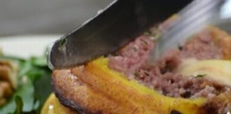 Rollo de plátano maduro relleno de carne molida y queso