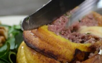 Rollo de plátano maduro relleno de carne molida y queso