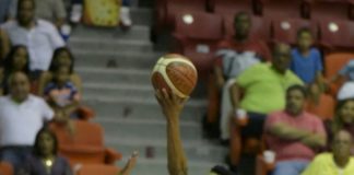 Pueblo Nuevo gana en debut de Víctor Liz