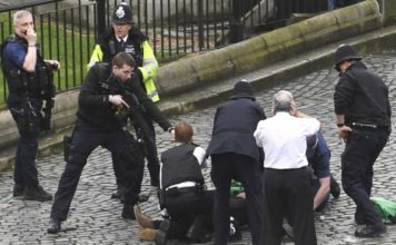 Apuñalan a un policía y le disparan al atacante frente al Parlamento británico en «incidente terrorista»