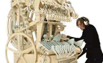 La increible máquina musical que esta integrada por 2000 esferas de mármol
