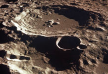 ¿Por fin no estamos solos? Un enorme ovni flota sobre la superficie lunar (VIDEO)