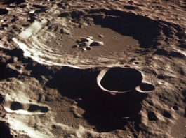 ¿Por fin no estamos solos? Un enorme ovni flota sobre la superficie lunar (VIDEO)