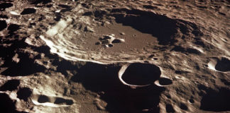 ¿Por fin no estamos solos? Un enorme ovni flota sobre la superficie lunar (VIDEO)