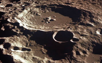 ¿Por fin no estamos solos? Un enorme ovni flota sobre la superficie lunar (VIDEO)