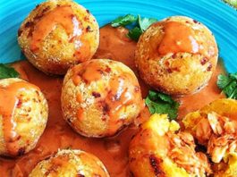 Albóndigas de plátano maduro rellenas de bacalao