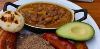 Bandeja paisa colombiana