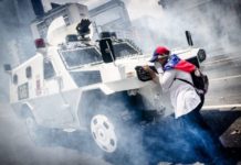 Lo que se sabe de la mujer que paró una tanqueta durante las protestas en Caracas contra el gobierno de Venezuela
