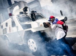 Lo que se sabe de la mujer que paró una tanqueta durante las protestas en Caracas contra el gobierno de Venezuela