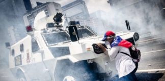 Lo que se sabe de la mujer que paró una tanqueta durante las protestas en Caracas contra el gobierno de Venezuela