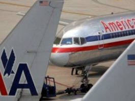 Nuevo escándalo de aerolíneas: American Airlines se disculpa por un auxiliar de vuelo que amenazó de golpes a un pasajero
