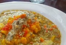 Lentejas con plátanos maduros en salsa de hongos con tomillo