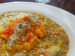 Lentejas con plátanos maduros en salsa de hongos con tomillo