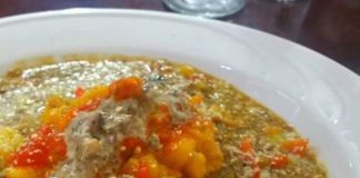 Lentejas con plátanos maduros en salsa de hongos con tomillo