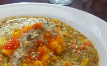 Lentejas con plátanos maduros en salsa de hongos con tomillo