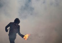 Fuertes disturbios y saqueos en otra noche de violencia en Caracas