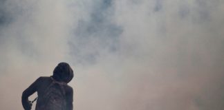 Fuertes disturbios y saqueos en otra noche de violencia en Caracas