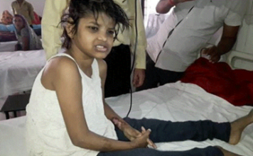 Encuentran a niña conviviendo con monos en un bosque de India