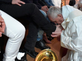 El Papa lava los pies de doce mafiosos arrepentidos
